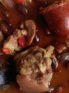 Una foto de Judías pintas con oreja y chorizo