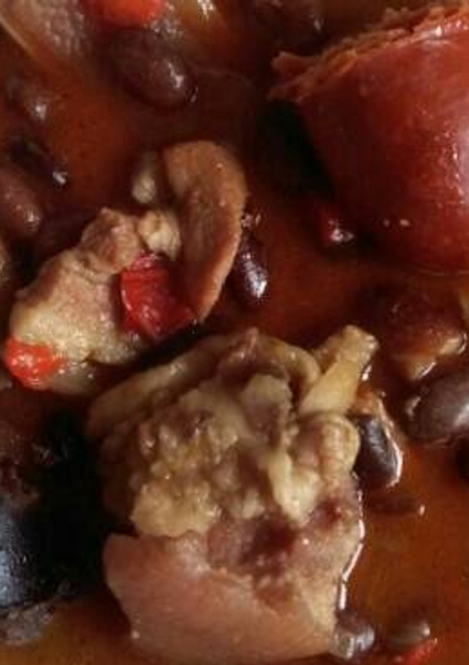 Una foto de Judías pintas con oreja y chorizo