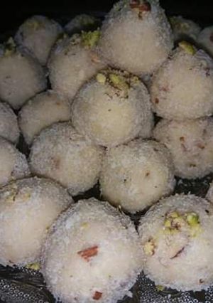 A picture of Coconut ladu.
