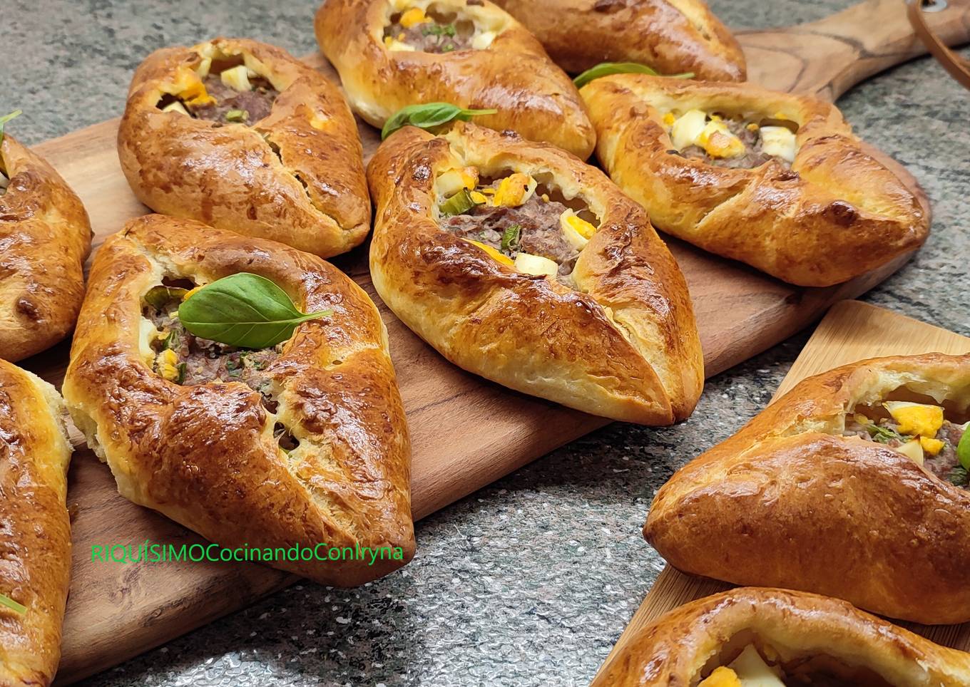 Rasstegai con carne y huevo. Empanadillas rusas - riquísimas y sabrosas ¡¡¡Tienes que probarlas!!!