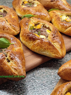 Una foto de Rasstegai con carne y huevo. Empanadillas rusas - riquísimas y sabrosas ¡¡¡Tienes que probarlas!!!