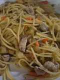 Fideos salteados con cerdo