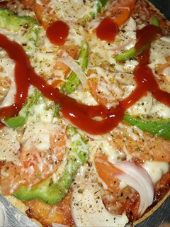 रवा पिज़्ज़ा (Rava pizza recipe in Hindi) रेसिपी मुख्य फोटो