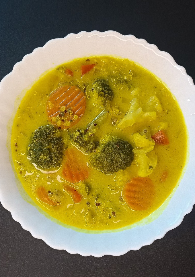 Una foto de Sopa de quinoa y verduras. Calendario #2026