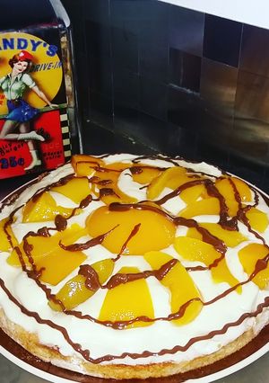 Una foto de Chantilly con duraznos