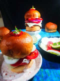 आलू टिक्की बर्गर (aloo tikki burger recipe in Hindi) रेसिपी मुख्य फोटो