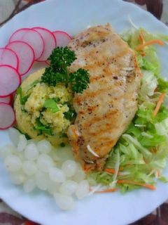 Roston csirkemell medvehagymás kölessel recept fotója