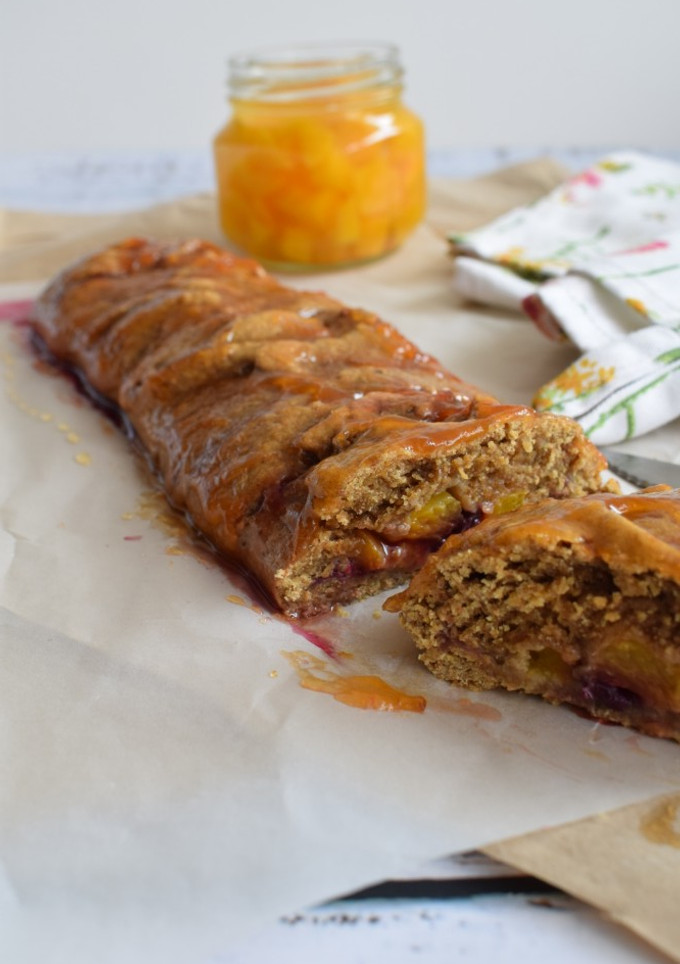 Una foto de Strudel de berries y duraznos saludable