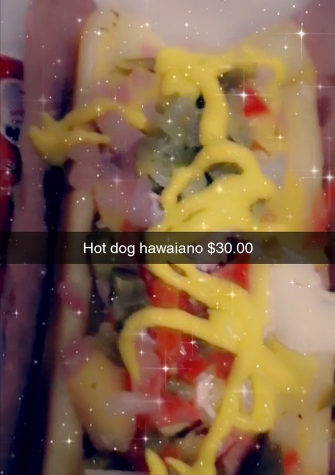 Una foto de Hot dog hawaiano