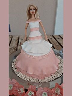 Φωτογραφία της συνταγής Τούρτα Barbie με σοκολατένιο παντεσπάνι και βουτυρόκρεμα φράουλα