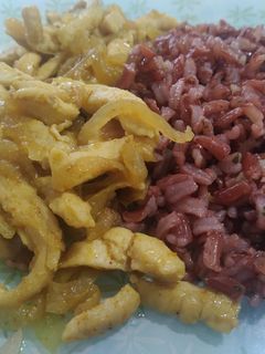 Una foto de Arroz con pollo Ras el Hanout
