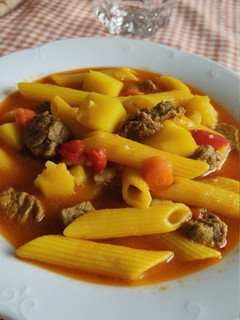 Una foto de Guiso de carne con patatas y macarrones