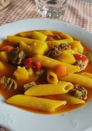 Una foto de Guiso de carne con patatas y macarrones