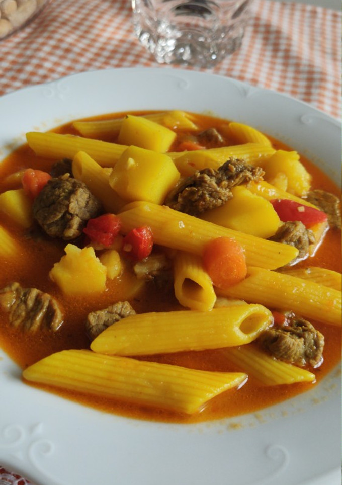 Una foto de Guiso de carne con patatas y macarrones
