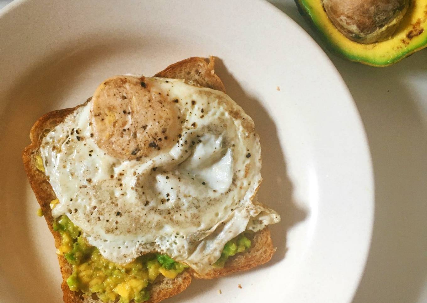 Avocado toast dengan telur