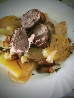 Krumpli ágyon sült kacsacomb és mell almával,rozmaringgal 🥔🦆🍏 recept fotója