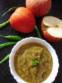 सेब टमाटर की चटनी (seb tamatar ki chutney recipe in Hindi) रेसिपी मुख्य फोटो