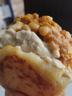 Una foto de Arepas🫓 de maíz🌽tierno rellenas de dip de🫘frijol zanahoria🥕 y pimientos🌶️ tatemados🥙🌯