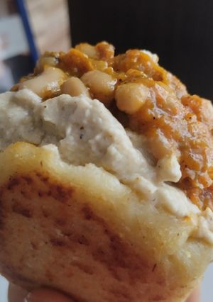 Una foto de Arepas🫓 de maíz🌽tierno rellenas de dip de🫘frijol zanahoria🥕 y pimientos🌶️ tatemados🥙🌯