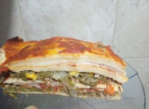 Una foto de Lasagnas de verdura, jamón y queso con salsa blanca y de tomate