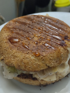 Una foto de Sándwich🥙de cebolla caramelizada🧅queso🧀y miel🧅🧀🍯
