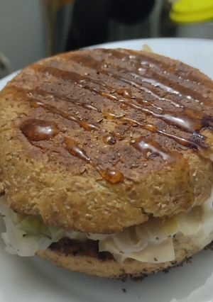 Una foto de Sándwich🥙de cebolla caramelizada🧅queso🧀y miel🧅🧀🍯