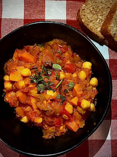 Una foto de Cazuela de verduras y garbanzos
