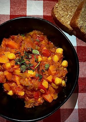 Una foto de Cazuela de verduras y garbanzos