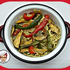 Una foto de Noodles con pollo y verduras