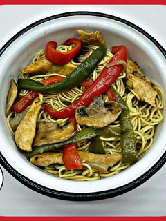 Una foto de Noodles con pollo y verduras