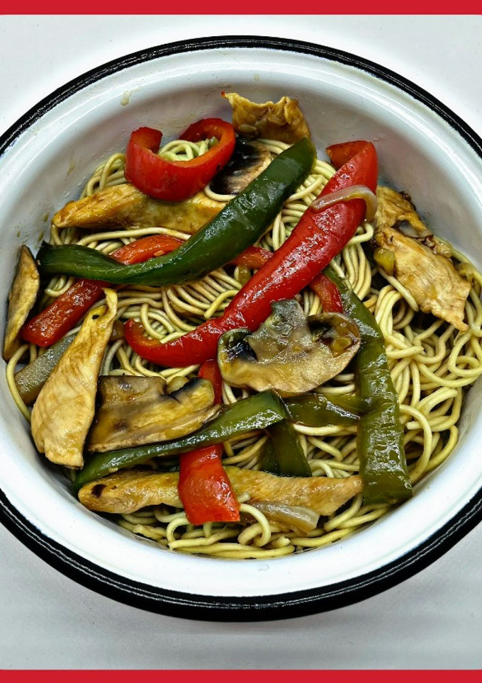 Una foto de Noodles con pollo y verduras