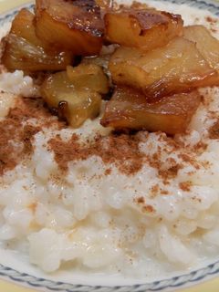Una foto de Arroz con leche y piña caramelizada