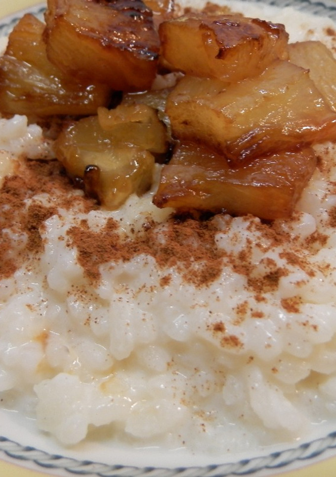 Una foto de Arroz con leche y piña caramelizada