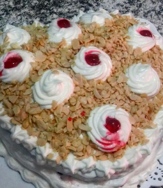 Una foto de Torta de chocolate con crema chantilly de coco