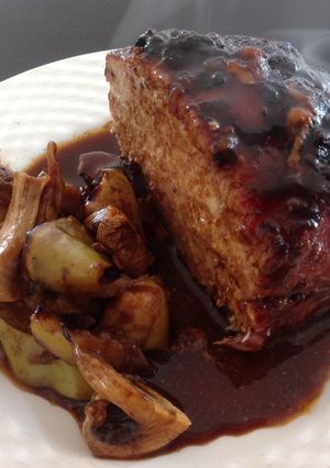 Una foto de Carré de cerdo con mostaza, azúcar negra, manzanas y champiñones 