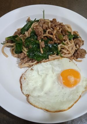 รูปของ สปาเกตตี,หมูสับ,ตำลึงผัดพริกสด,ไข่ดาว - คีโต