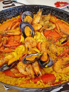 Una foto de Paella de bogavante en fuego de leña