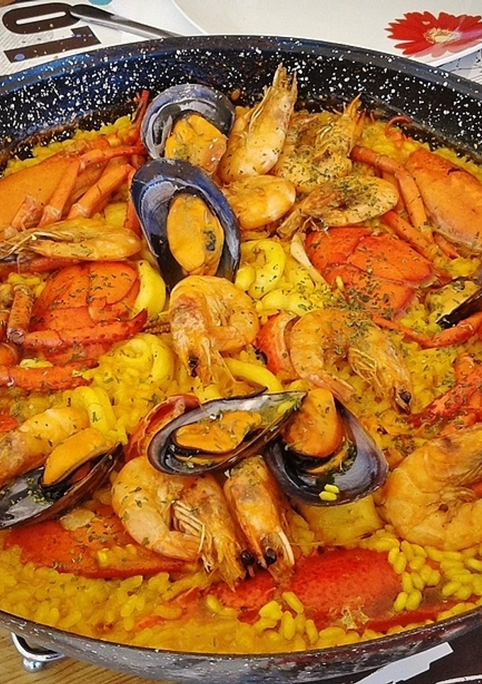 Una foto de Paella de bogavante en fuego de leña