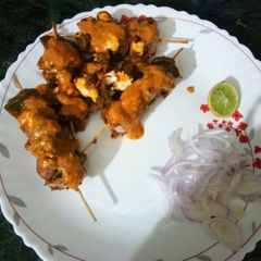A picture of Panner Tikka with sauce.