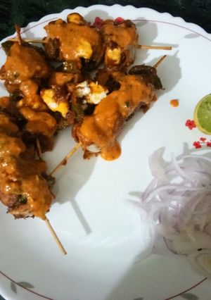 A picture of Panner Tikka with sauce.