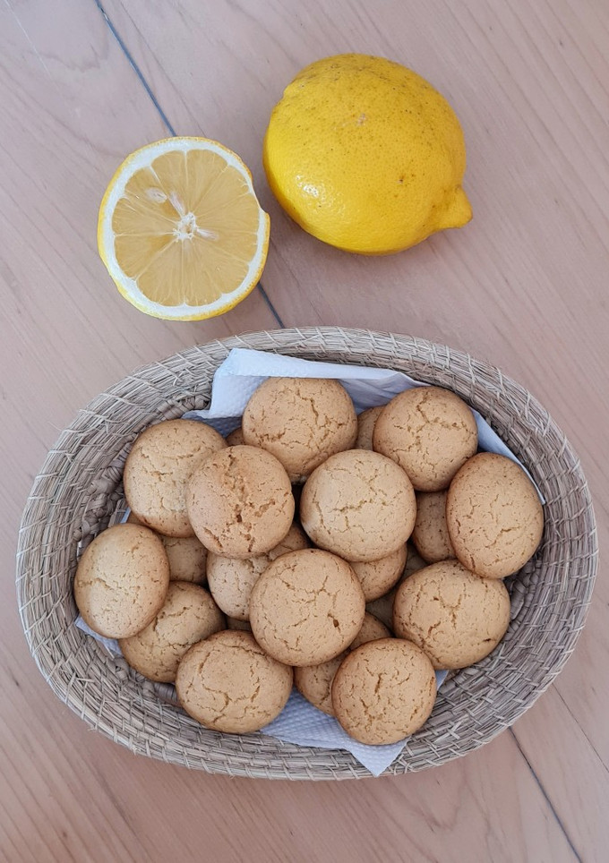 Una foto de Galletitas económicas con fragancia a limón 🍋 ideal principiantes
