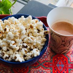 A picture of Popcorn in microwave.