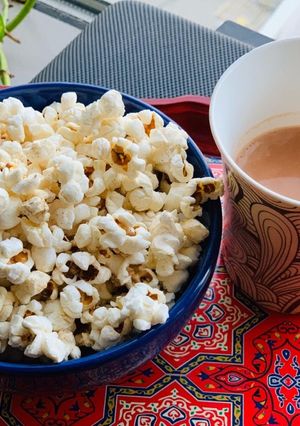 A picture of Popcorn in microwave.