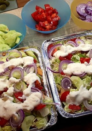 Zdjęcie przepisu Kapsalon z frytkami i sosem czosnkowym.