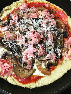 Una foto de Pizza con base de coliflor
