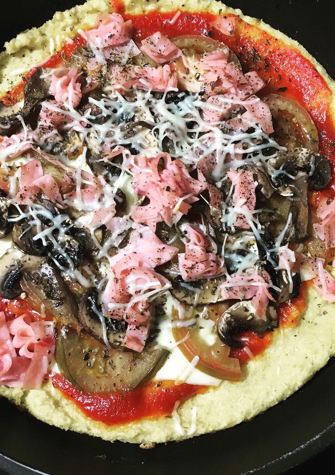Una foto de Pizza con base de coliflor