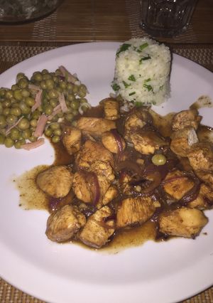 Una foto de Pollo con salsa teriyaki con dos guarniciones