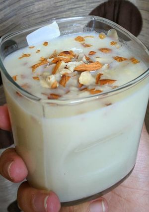 A picture of Banana Shake With Almond Topping.