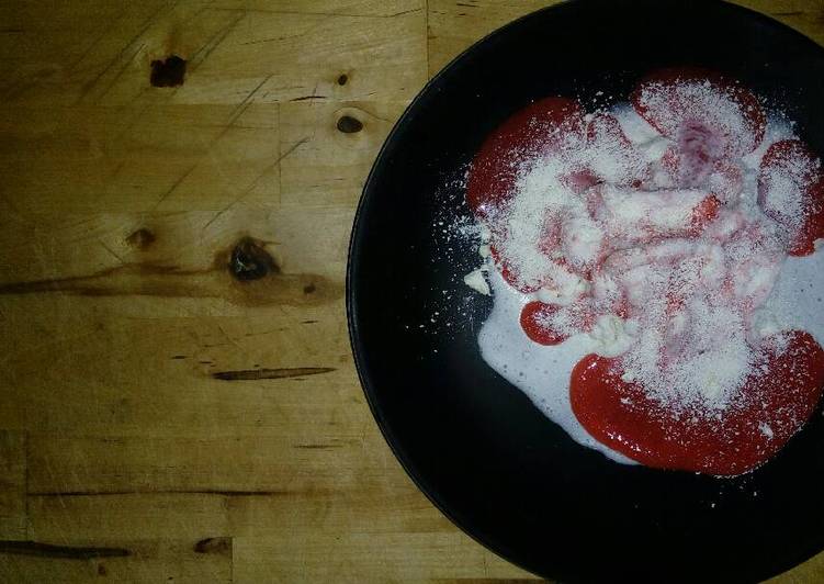 Helado spaguettis con queso rallado y tomate