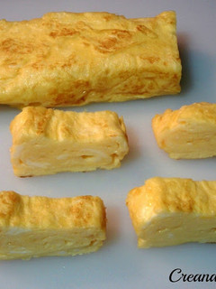 Una foto de Tamagoyaki o tortilla japonesa enrollada